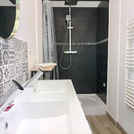 Maison Avec Dependance, Jardin, Clim, Wifi, Garage بيت للعطل